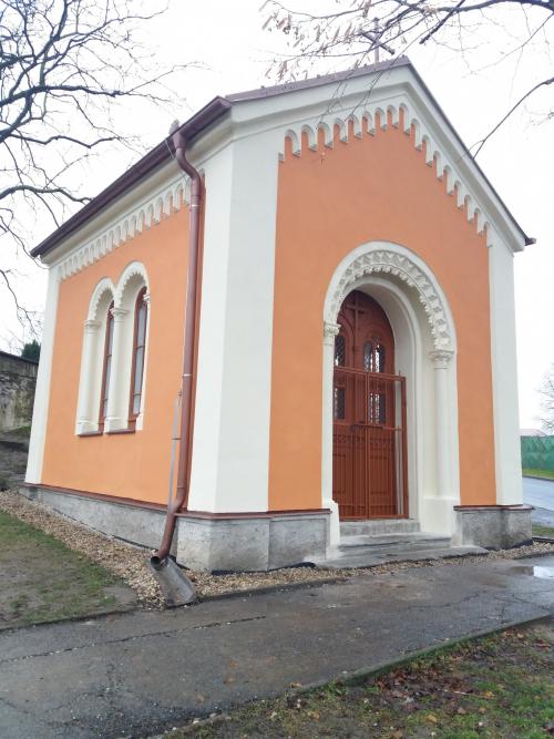 Opravená kaplička ve Vrdech